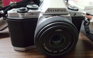 僕はオリンパスのOM-D EM-5というカメラを愛用しています。